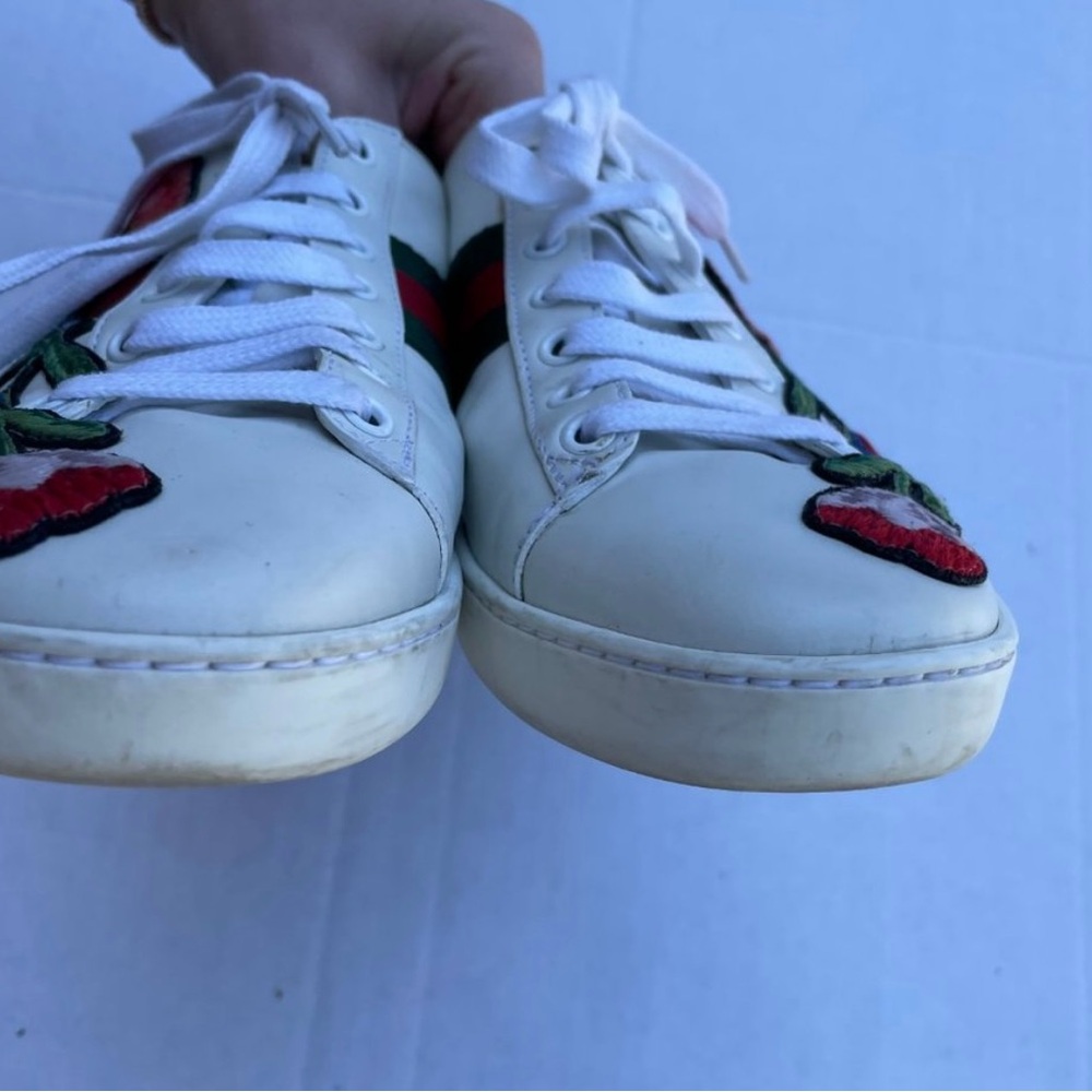 White GUCCI sneakers with embroidery flowers and bow.